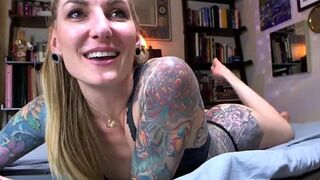 Tattooed Chick Wildly Plays Her Clits